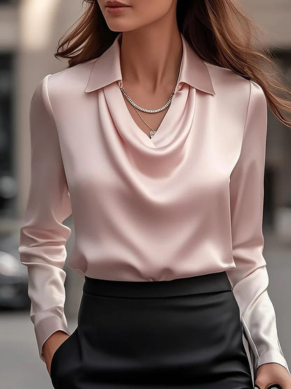 Blusa elegante con escote y diseño minimalista